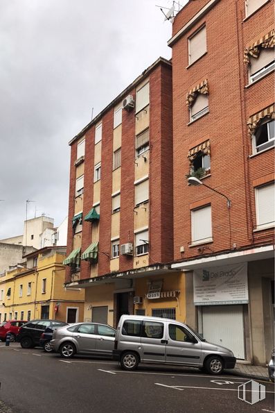 Retail for sale & for rent at Calle Santa Sabina, 4, Talavera de la Reina, Toledo, 45600 with car, building, window, van, wheel, tire, land vehicle, automotive parking light, sky and property around