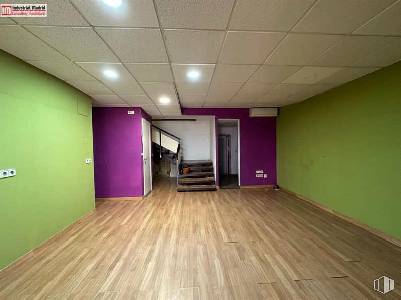 Retail for rent at Calle San Juan, Arganda del Rey, Madrid, 28500 with purple, hall, fixture, wood, flooring, floor, laminate flooring, wood stain, hardwood and tints and shades around