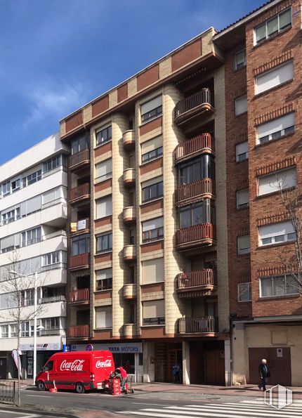 Local en alquiler en Paseo del Conde de Sepúlveda, Segovia, 40006 con ventana, edificio, camioneta, cielo, vehículo, vehículo motorizado, diseño urbano, bloque de torre, nube y condominio alrededor