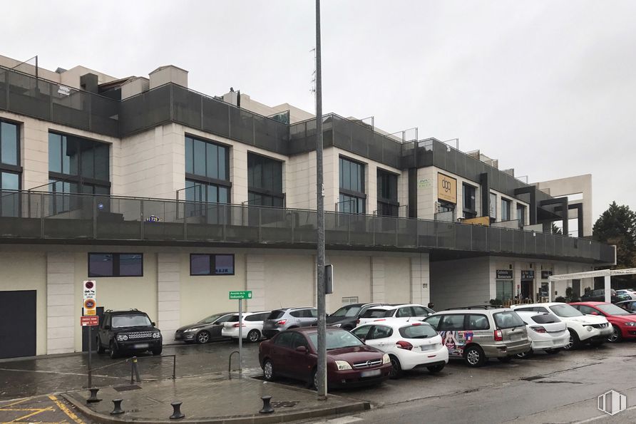 Oficina en venta en Avenida Industria, 13, Alcobendas, Madrid, 28108 con coche, edificio, luz de estacionamiento automotriz, vehículo terrestre, rueda, ventana, cielo, vehículo, neumático y iluminación automotriz alrededor