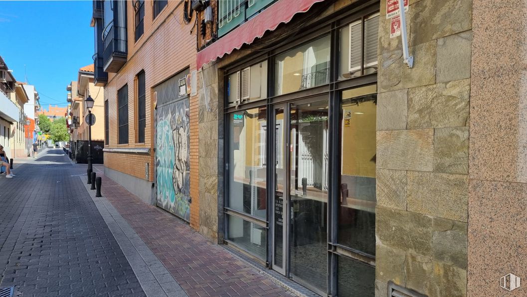 Retail for sale & for rent at Avenida Real, Vicálvaro, Madrid, 28032 with building, window, brick, neighbourhood, brickwork, road surface, wood, plant, facade and sky around