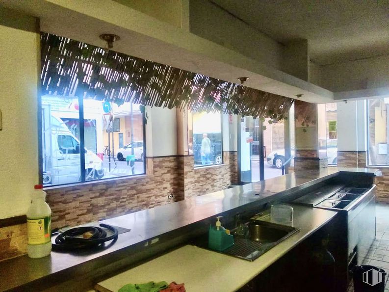 Retail for sale at Casco antiguo, Alcorcón, Madrid, 28921 with bottle, property, kitchen sink, countertop, building, cabinetry, sink, tap, interior design and kitchen around