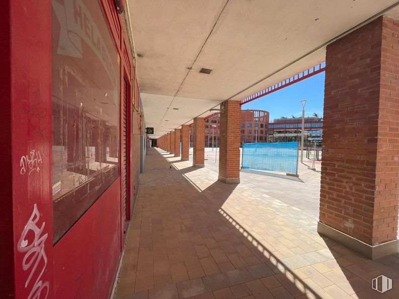 Local en alquiler y venta en Plaza Mayor, Coslada, Madrid, 28820 con agua, edificio, madera, ladrillo, albañilería, tintes y matices, fachada, suelos, ciudad y sombra alrededor