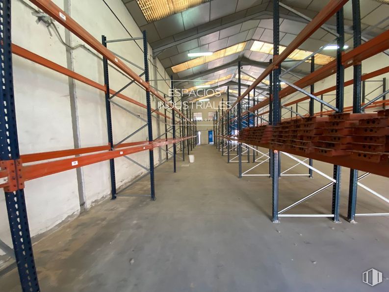 Nave en alquiler en Polígono Industrial San Roque, Arganda del Rey, Madrid, 28500 con suelo, techo, estantería, metal, material de construcción, almacén, haz, madera dura, acero y estante alrededor