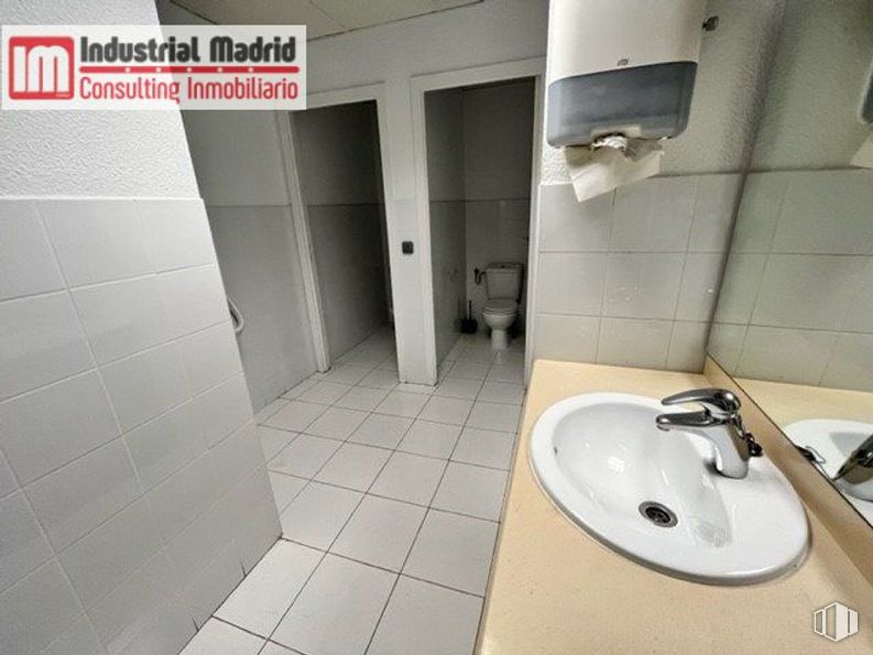 Nave en venta en Polígono Industrial San Fernando, San Fernando de Henares, Madrid, 28830 con fregadero, grifo, accesorio de fontanería, lavabo de baño, baño, diseño de interiores, accesorio, piso, edificio y pavimento alrededor