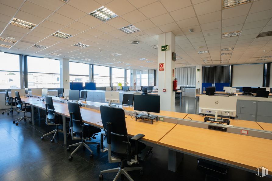 Oficina en alquiler en Avenida Industria, Alcobendas, Madrid, 28108 con silla, pantalla de ordenador, escritorio, mueble, dispositivo electrónico, interiorismo, equipos de oficina, techo, silla de oficina y periféricos alrededor