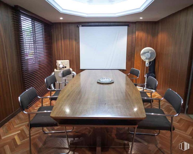 Office for rent at Calle Sánchez Barcaiztegui, 36, Retiro, Madrid, 28007 with table, chair, lighting, window blind, furniture, property, conference room table, wood, interior design and floor around