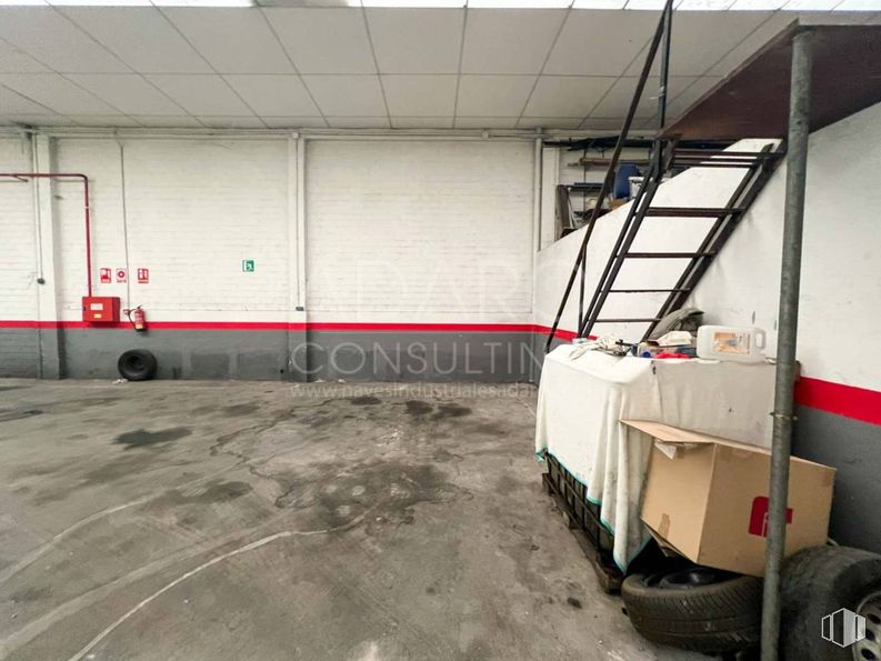 Industrial for sale at Calle Impresores, Getafe, Madrid, 28906 with tire, wheel, floor, parking, parking lot, automotive tail & brake light and basement around