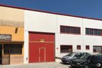 Industrial for sale at Calle Málaga, 4, Valdemoro, Madrid, 28341 with car, window, door, building, automotive parking light, tire, wheel, land vehicle, sky and property around