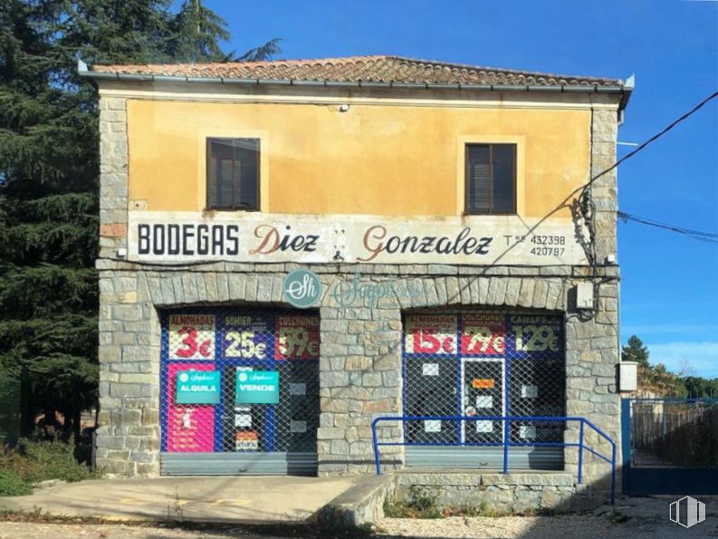 Retail for sale at Avenida Vía Roma, Segovia, 40003 with window, building, sky, plant, tree, door, rural area, residential area, art and house around