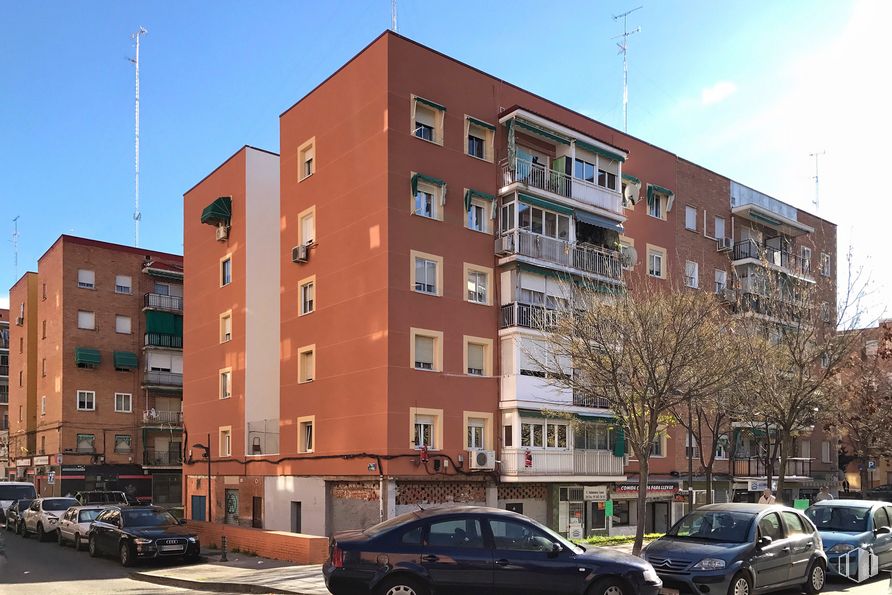 Local en venta en Calle Salamanca, 3, Alcorcón, Madrid, 28922 con coche, edificio, neumático, rueda, luz de estacionamiento automotriz, vehículo terrestre, cielo, vehículo, propiedad y ventana alrededor