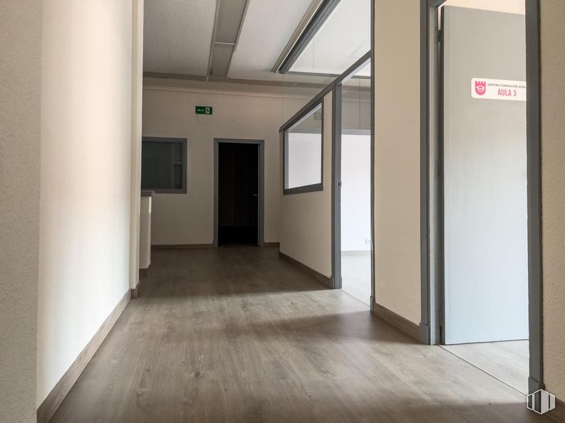 Oficina en alquiler y venta en Plaza Claudio Sánchez Albornoz, Ávila, 05001 con edificio, accesorio, puerta, interiorismo, piso, pasillo, suelo, madera, exterior automotriz y ventana alrededor