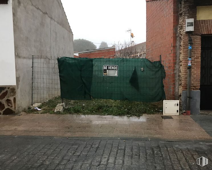 Land for sale at Calle Real, 33, Cubas de la Sagra, Madrid, 28978 with sky, road surface, fixture, asphalt, waste container, building, composite material, gas, brick and road around