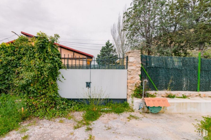 Land for sale at Calle San Roque, Valverde de Alcalá, Madrid, 28812 with house, plant, sky, tree, building, land lot, road surface, grass, residential area and shrub around