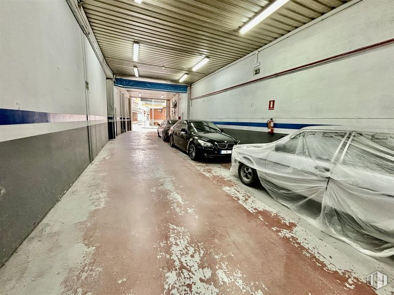 Nave en alquiler en Zona Puerta Bonita, Carabanchel, Madrid, 28025 con coche, neumático, rueda, iluminación del automóvil, neumático de automoción, luz de estacionamiento, aparcamiento, aparcamiento, sistema de ruedas para automóviles y guardabarros alrededor