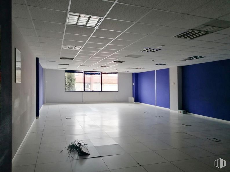 Office for sale & for rent at Zona Pinar de Las Rozas, Las Rozas de Madrid, Madrid, 28230 with window, building, architecture, flooring, fixture, floor, hall, ceiling, glass and space around