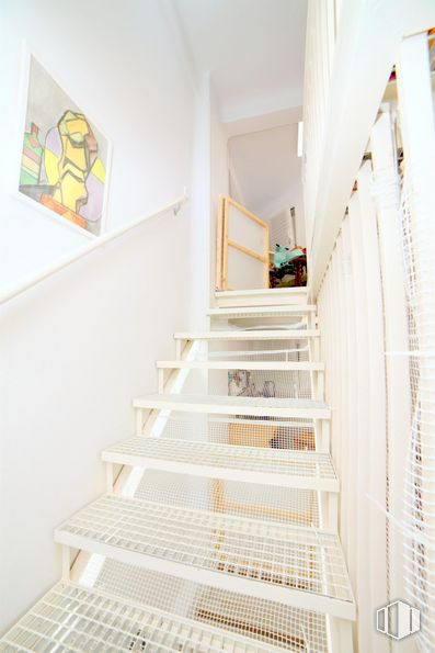 Retail for sale at Calle Virgen de Lourdes, Ciudad Lineal, Madrid, 28027 with wood, rectangle, fixture, interior design, stairs, building, flooring, house, floor and shelving around