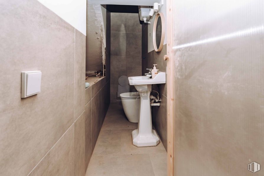 Retail for rent at Barrio Concepción, Ciudad Lineal, Madrid, 28027 with wall, toilet seat, flooring, toilet, floor, plumbing fixture, bathroom, plumbing, tile and grey around