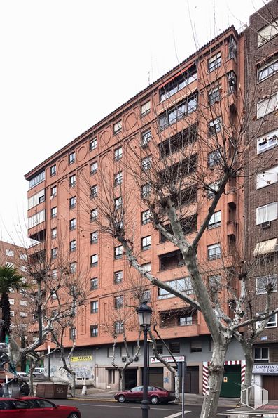 Retail for sale at Calle Carnicerías, 15, Talavera de la Reina, Toledo, 45600 with car, building, window, wheel, tire, sky, vehicle, tower block, house and tree around