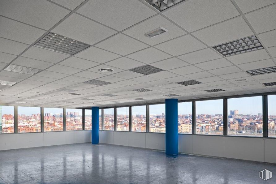 Oficina en alquiler en Torre Indocentro, Calle Retama, 7, Arganzuela, Madrid, 28045 con sombra, edificio, diseño de interiores, suelo, piso, techo, ciudad, vidrio, accesorio y arte alrededor