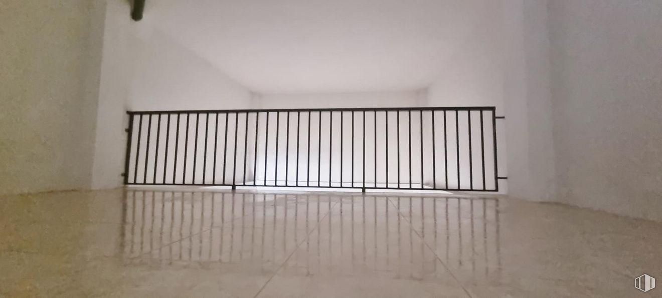 Retail for rent at Calle Mariano Vela, Usera, Madrid, 28026 with chair, wood, rectangle, building, floor, art, flooring, composite material, hardwood and tints and shades around