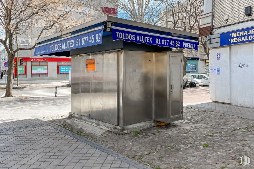 Retail for sale at Calle Copenhague, 10, Torrejón de Ardoz, Madrid, 28850 with building, telephone booth, payphone, tree, gas, sidewalk, facade, machine, window and city around