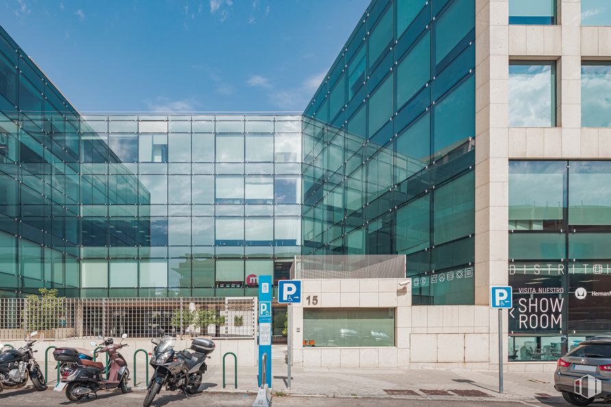 Oficina en alquiler en Edificio B, Calle Albasanz, 15 B, San Blas - Canillejas, Madrid, 28037 con coche, motocicleta, ventana, edificio, nube, neumático, cielo, vehículo, rueda y arquitectura alrededor