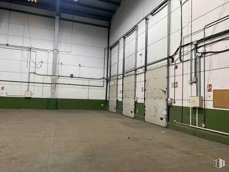 Industrial for rent at Polígono industrial Los Olivos, Getafe, Madrid, 28906 with floor, metal, electrical supply, steel, aluminium and fluorescent lamp around