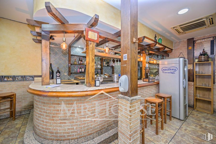 Retail for sale at Calle Dos Amigos, Parla, Madrid, 28980 with refrigerator, stool, ceiling, interior design, pub, bar, countertop, light fixture, bar stool and restaurant around