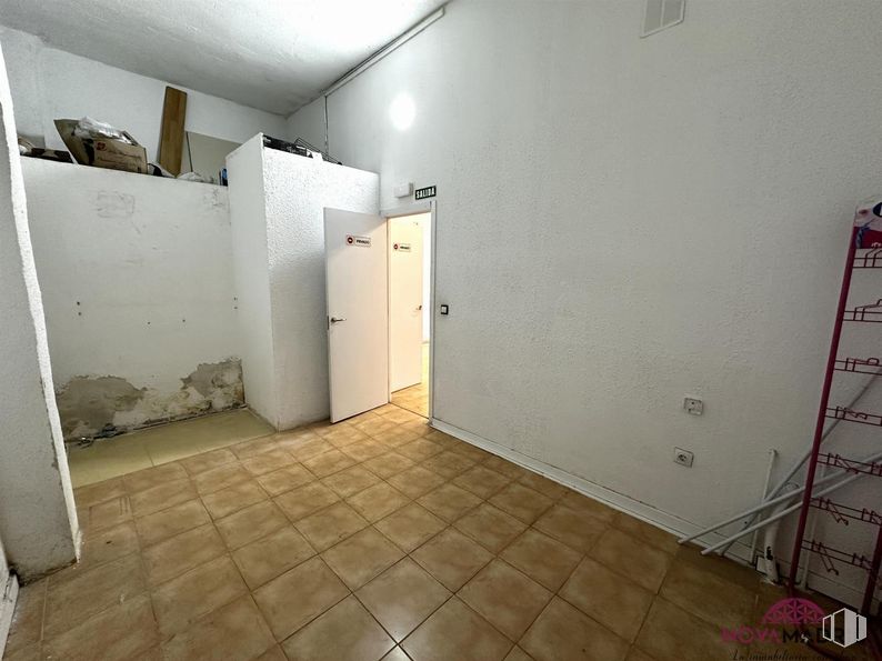 Retail for sale at Calle Parvillas Altas, 23, Villaverde, Madrid, 28021 with door, wall, flooring, floor, composite material, tile flooring, tile, plaster, paint and basement around