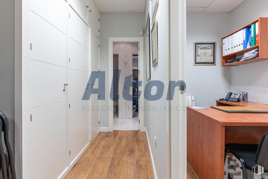 Local en venta en Avenida Pablo Iglesias, Moncloa - Aravaca, Madrid, 28039 con escritorio, marco, silla, propiedad, edificio, puerta, interiorismo, accesorio, madera y casa alrededor