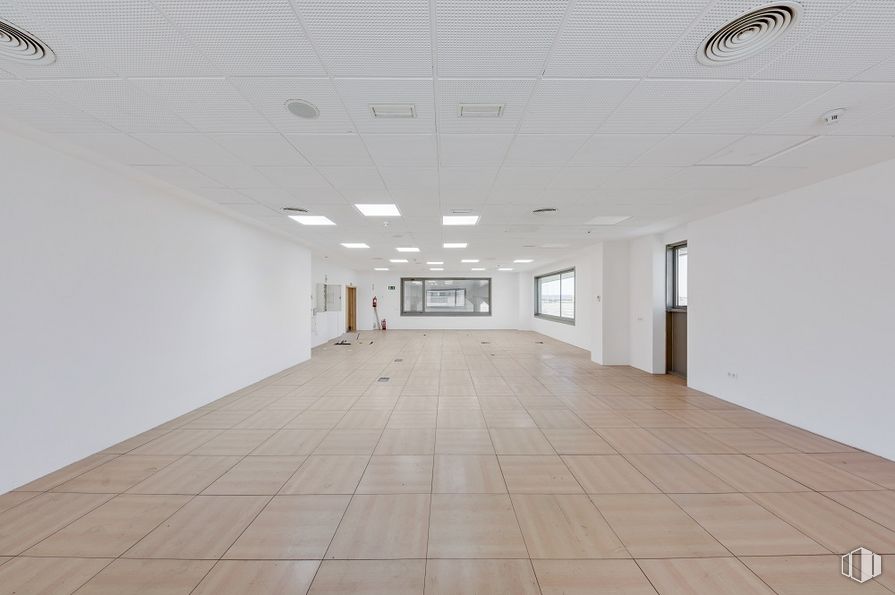 Office for rent at Edificio Alcor Plaza, Avenida Europa, 2, Alcorcón, Madrid, 28922 with property, building, wood, fixture, lighting, hall, interior design, flooring, floor and art around