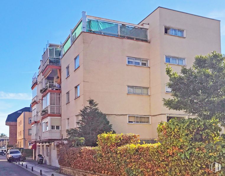 Oficina en alquiler en Calle Venezuela, 8, Majadahonda, Madrid, 28220 con ventana, edificio, tiempo de día, propiedad, planta, cielo, accesorio, diseño urbano, condominio y árbol alrededor