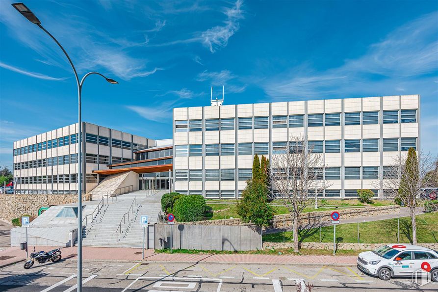 Oficina en alquiler en Miniparc IV, Calle Caléndula, 13, Alcobendas, Madrid, 28100 con coche, edificio, luz de la calle, nube, cielo, planta, diseño urbano, barrio, ventana y zona residencial alrededor