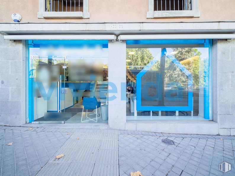 Local en alquiler y venta en Avenida Menéndez Pelayo, Retiro, Madrid, 28007 con silla, ventana, azul, edificio, puerta, azure, sombra, superficie de la carretera, ladrillo y madera alrededor