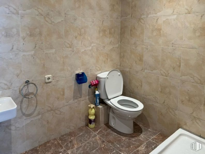 Retail for rent at Zona Escritores, Leganés, Madrid, 28912 with toilet, plumbing fixture, toilet seat, property, bathroom, purple, floor, flooring, house and plumbing around