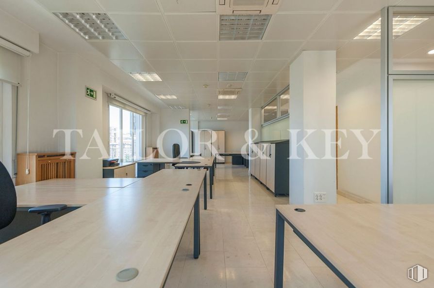 Oficina en venta en Paseo Castellana, Chamartín, Madrid, 28046 con mesa, mueble, mesa, silla, edificio, interiorismo, arquitectura, accesorio, suelo y suelos alrededor