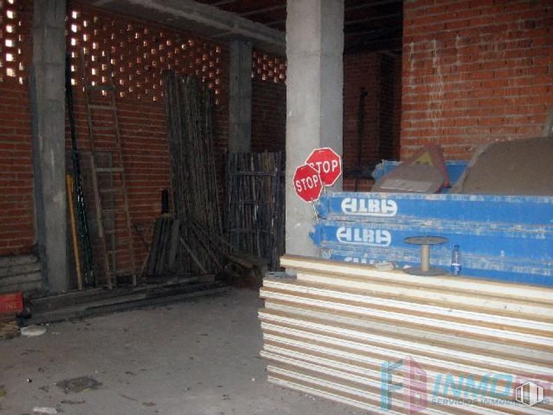 Retail for sale & for rent at Calle de los Arroyos, Segovia, 40005 with stop sign, wood, road surface, wall, brickwork, brick, outdoor bench, gas, fence and facade around