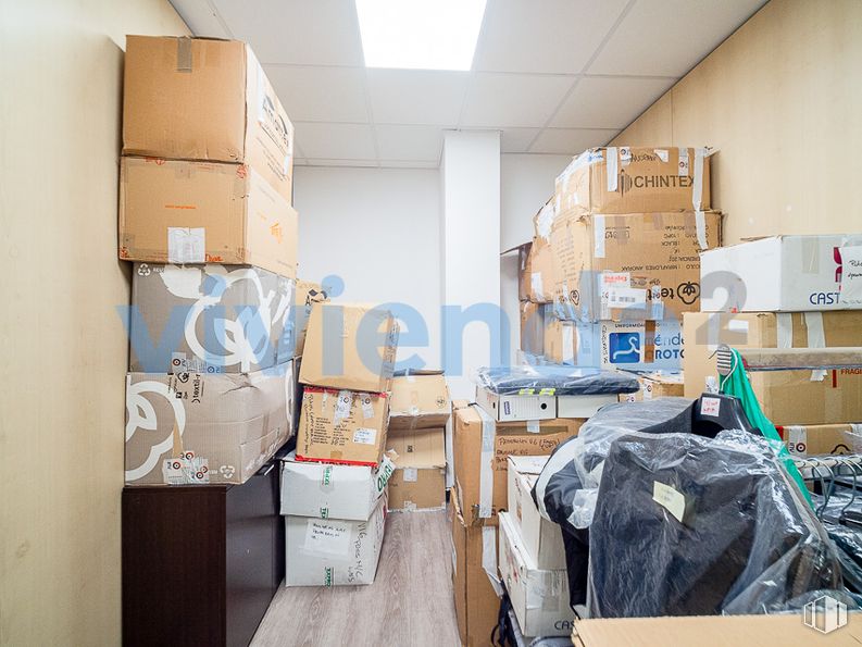 Nave en alquiler en Zona Valdefuentes, Hortaleza, Madrid, 28033 con caja de envío, caja, madera, estantería, materiales de embalaje, suelos, edificio, cartón, evento y envasado y etiquetado alrededor