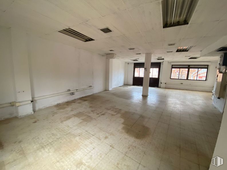 Retail for rent at Calle Cañete, Carabanchel, Madrid, 28019 with window, fixture, hall, floor, flooring, wood, event, ceiling, glass and hardwood around