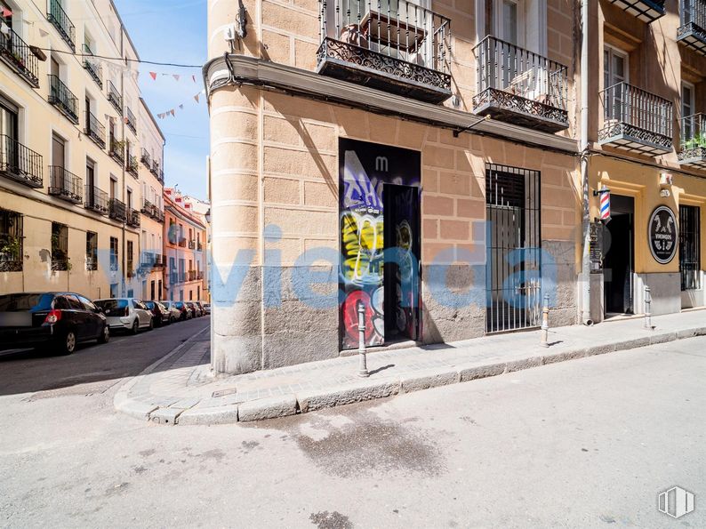 Local en venta en Calle San Simón, Centro, Madrid, 28012 con coche, edificio, ventana, superficie de la carretera, neumático, puerta, diseño urbano, zona residencial, fachada y cielo alrededor