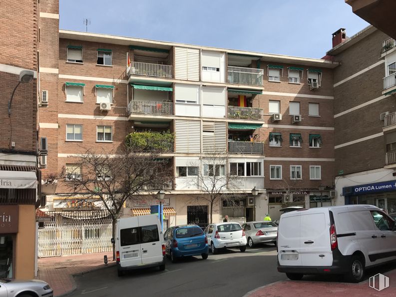 Local en alquiler y venta en Plaza San Juan, 1, Pozuelo de Alarcón, Madrid, 28224 con camioneta, coche, edificio, vehículo terrestre, rueda, luz de estacionamiento automotriz, neumático, vehículo, propiedad y ventana alrededor