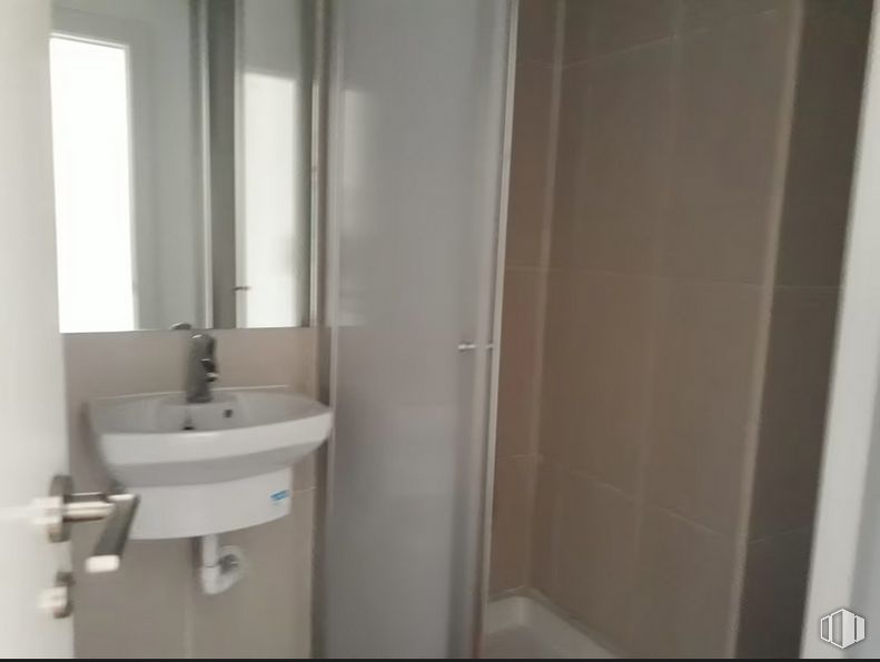 Oficina en venta en Calle Arquímedes, Leganés, Madrid, 28914 con fregadero, lavabo, accesorios de fontanería, grifo, cuarto de baño, accesorio, fluido, madera, suelo y edificio alrededor