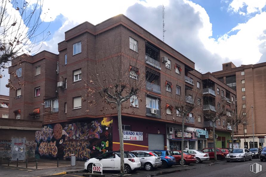 Retail for sale at Calle Antonio Machado, 1, Talavera de la Reina, Toledo, 45600 with car, building, wheel, cloud, land vehicle, tire, sky, window, vehicle and infrastructure around