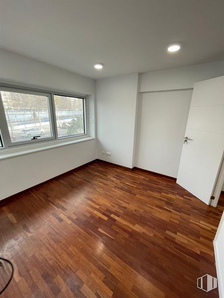 Retail for rent at Barrio del Pilar, Fuencarral - El Pardo, Madrid, 28029 with window, fixture, wood, flooring, floor, wood stain, building, hall, laminate flooring and hardwood around