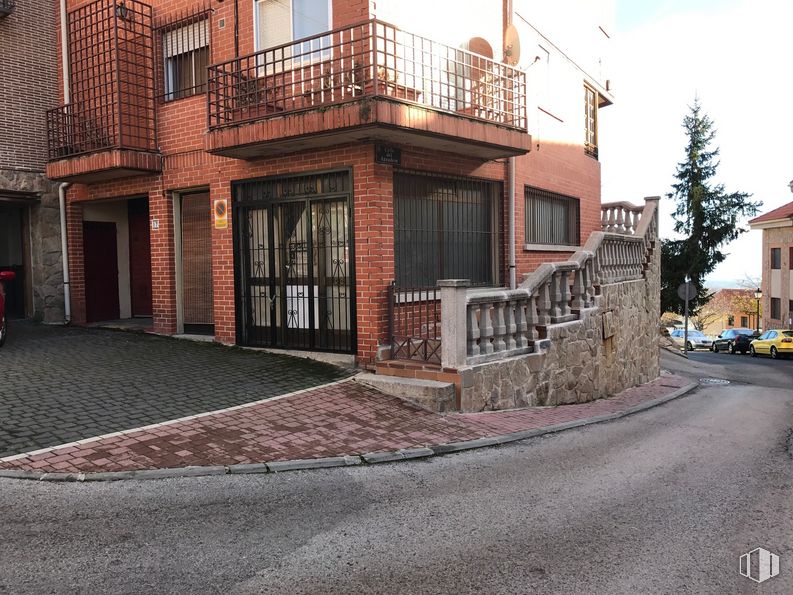 Local en alquiler en Calle Riaza, 17, Miraflores de la Sierra, Madrid, 28792 con casa, ventana, puerta, edificio, cielo, rueda, superficie de la carretera, asfalto, madera y nube alrededor