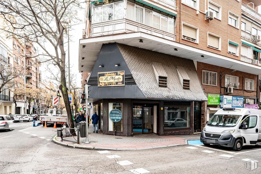 Retail for sale & for rent at Calle Jerónima Llorente, 1, Tetuán, Madrid, 28039 with building, town, door, mixed-use, awning, restaurant and sidewalk around