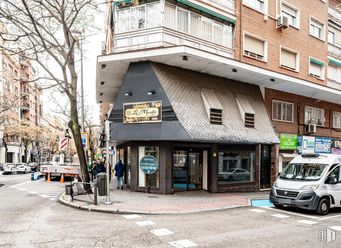 Local en alquiler y venta en Calle Jerónima Llorente, 1, Tetuán, Madrid, 28039 con edificio, ciudad, puerta, uso mixto, toldo, restaurante y acera alrededor