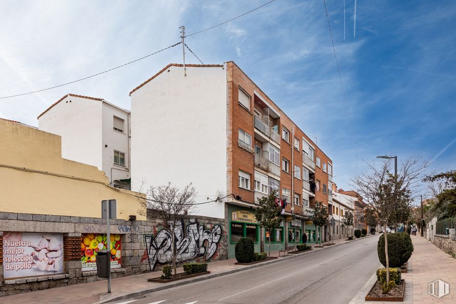 Local en venta en Avenida Libertad, 60, Colmenar Viejo, Madrid, 28770 con edificio, póster, nube, cielo, planta, superficie de la carretera, árbol, asfalto, diseño urbano y barrio alrededor