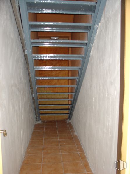 Nave en alquiler en Calle Paloma, 5, Fuenlabrada, Madrid, 28946 con edificio, accesorio, rectángulo, madera, piso, material compuesto, madera, tinte para madera, simetría y suelo alrededor